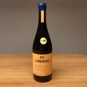 botella de vino tinto joven As Londras Vino Novo de Belesar elaborado a mano en vinedos gallegos con 10 dias de maceracion carbonica
